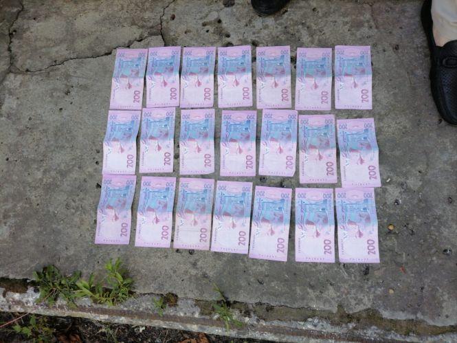 Новини Вінниці - фото з Понад 4 тисячі за нову категорію у правах. Затримали хабарника — керівника автошколи Понад 4 тисячі за нову категорію у правах. Затримали хабарника — керівника автошколи, фото №2 на сайті 20minut.ua