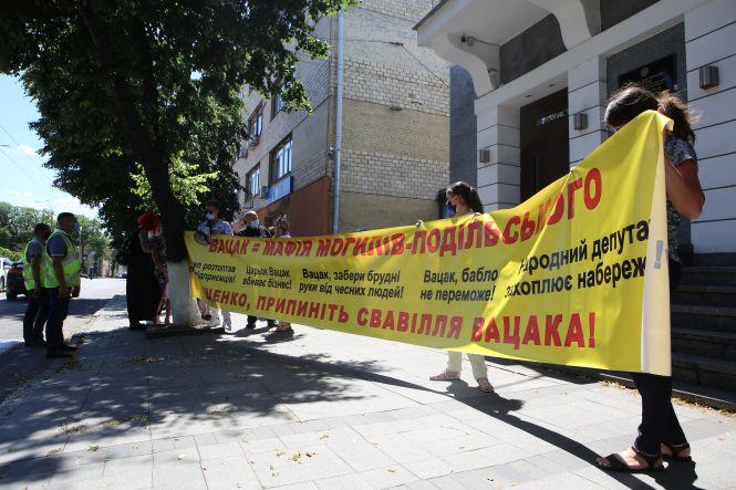 Новини Вінниці - фото з «Іщенко, припиніть свавілля Вацака!» Під стінами управління поліції пікетували проти нардепа «Іщенко, припиніть свавілля Вацака!» Під стінами управління поліції пікетували проти нардепа, фото №3 на сайті 20minut.ua