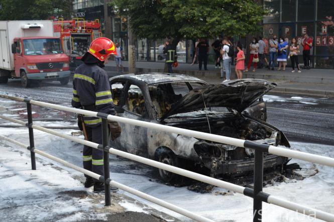 Новини Хмельницького - фото з Біля «Кварталу» вщент згоріло авто: що відомо (ФОТО, ВІДЕО) Біля «Кварталу» вщент згоріло авто: що відомо (ФОТО, ВІДЕО), фото №4 на сайті vsim.ua