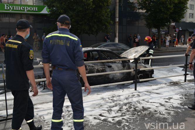 Новини Хмельницького - фото з Біля «Кварталу» вщент згоріло авто: що відомо (ФОТО, ВІДЕО) Біля «Кварталу» вщент згоріло авто: що відомо (ФОТО, ВІДЕО), фото №5 на сайті vsim.ua