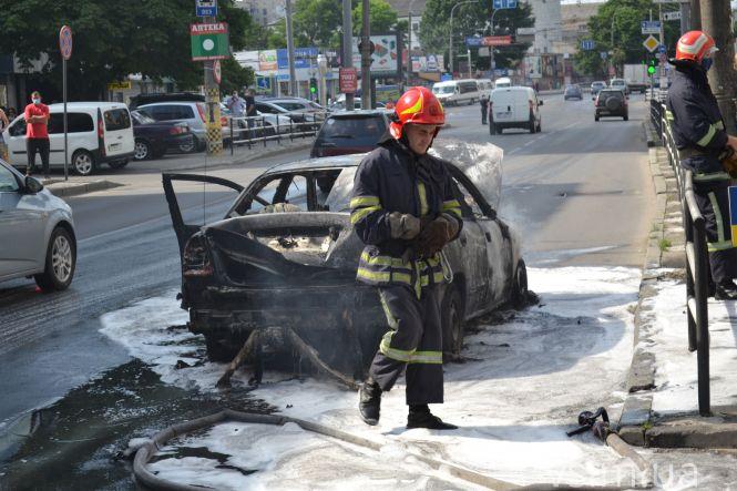 Новини Хмельницького - фото з Біля «Кварталу» вщент згоріло авто: що відомо (ФОТО, ВІДЕО) Біля «Кварталу» вщент згоріло авто: що відомо (ФОТО, ВІДЕО), фото №6 на сайті vsim.ua