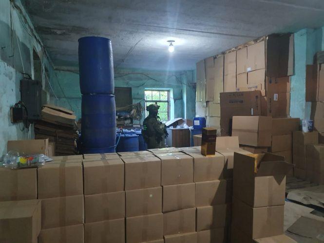 Десятки тон сурогату на 2,5 мільйони. На Вінниччині викрили три підпільні цехи, фото №5 на сайті 20minut.ua