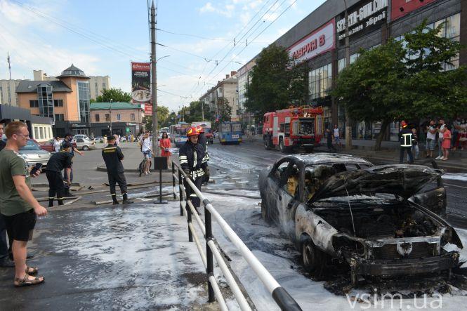 Новини Хмельницького - фото з Біля «Кварталу» вщент згоріло авто: що відомо (ФОТО, ВІДЕО) Біля «Кварталу» вщент згоріло авто: що відомо (ФОТО, ВІДЕО), фото №3 на сайті vsim.ua