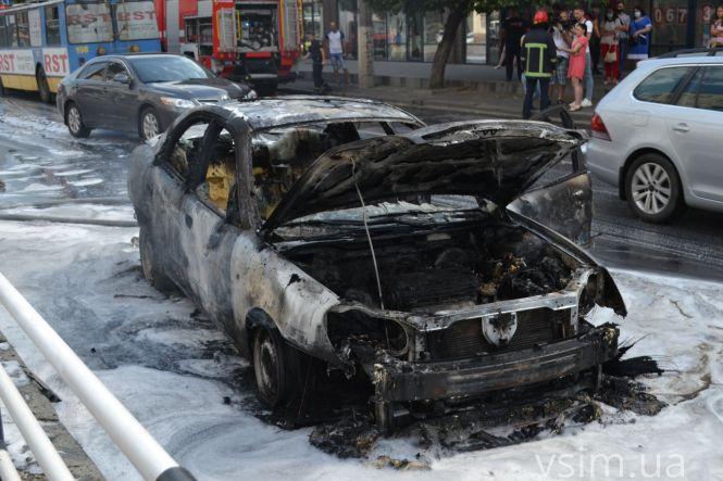Новини Хмельницького - фото з Біля «Кварталу» вщент згоріло авто: що відомо (ФОТО, ВІДЕО) Біля «Кварталу» вщент згоріло авто: що відомо (ФОТО, ВІДЕО), фото №2 на сайті vsim.ua