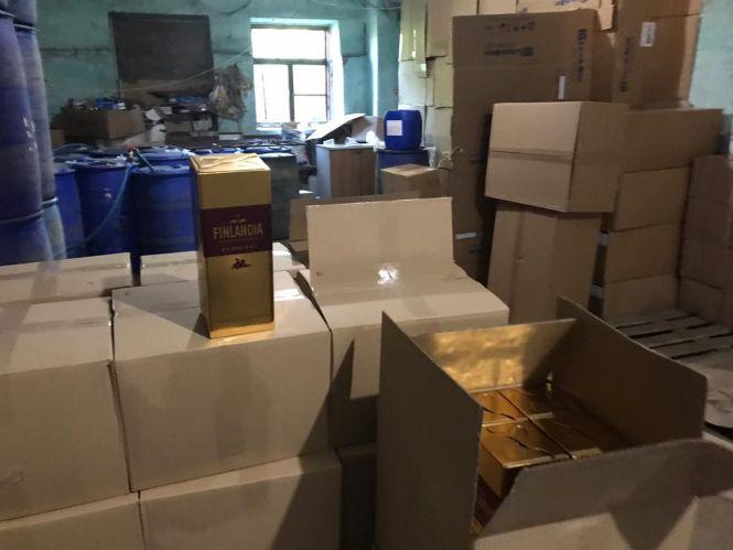Десятки тон сурогату на 2,5 мільйони. На Вінниччині викрили три підпільні цехи, фото №1 на сайті 20minut.ua