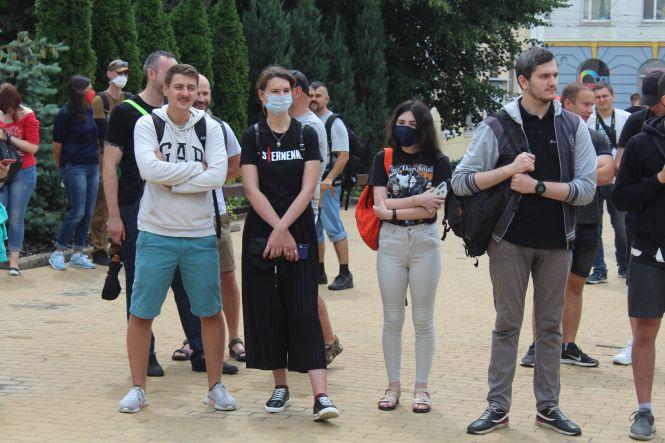 Новини Вінниці - фото з У Вінниці молодь вийшла на підтримку підозрюваних у вбивстві журналіста Шеремета У Вінниці молодь вийшла на підтримку підозрюваних у вбивстві журналіста Шеремета, фото №3 на сайті 20minut.ua