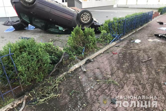 Новини Хмельницького - фото з Одна людина загинула, ще одна у важкому стані: у Хмельницькому перекинувся автомобіль Одна людина загинула, ще одна у важкому стані: у Хмельницькому перекинувся автомобіль, фото №1 на сайті vsim.ua