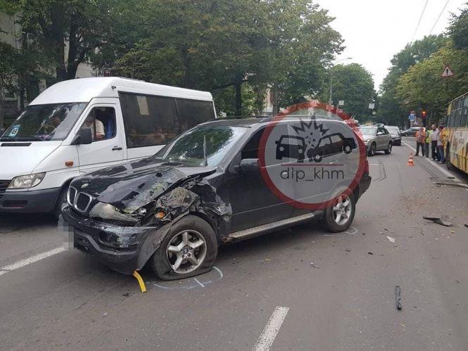На Кам’янецькій зіткнулись тролейбус з іномаркою. Водійка в лікарні, фото №2 на сайті vsim.ua