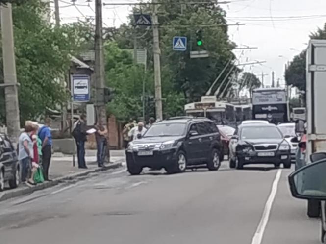 В Виннице ДТП на Брацлавской заблокировало движение транспорта в центр города (Фото) В Виннице ДТП на Брацлавской заблокировало движение транспорта в центр города (Фото)