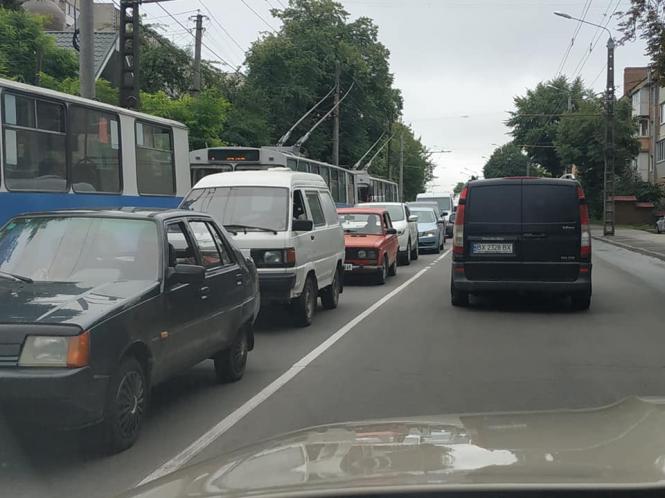 В Виннице ДТП на Брацлавской заблокировало движение транспорта в центр города (Фото) В Виннице ДТП на Брацлавской заблокировало движение транспорта в центр города (Фото)