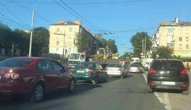 Новини Тернополя - фото з Вантажівка обірвала тролейбусні дроти. Громадський транспорт зупинився на Дамбі Вантажівка обірвала тролейбусні дроти. Громадський транспорт зупинився на Дамбі, фото №1 на сайті 20minut.ua