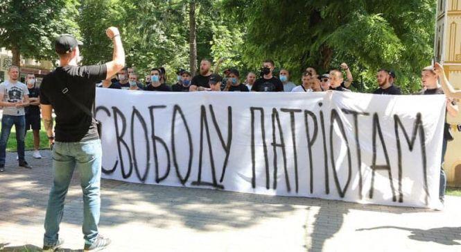 Новини Вінниці - фото з Кримінальний флешмоб або Як Сафарі на «ватників» стало справою про групове хуліганство Кримінальний флешмоб або Як Сафарі на «ватників» стало справою про групове хуліганство, фото №3 на сайті 20minut.ua