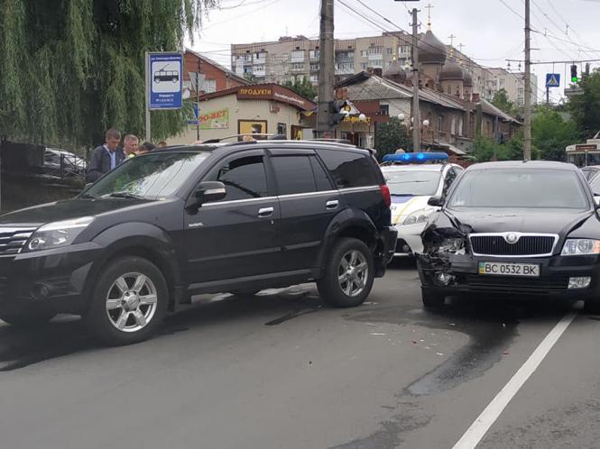 В Виннице ДТП на Брацлавской заблокировало движение транспорта в центр города (Фото) В Виннице ДТП на Брацлавской заблокировало движение транспорта в центр города (Фото)