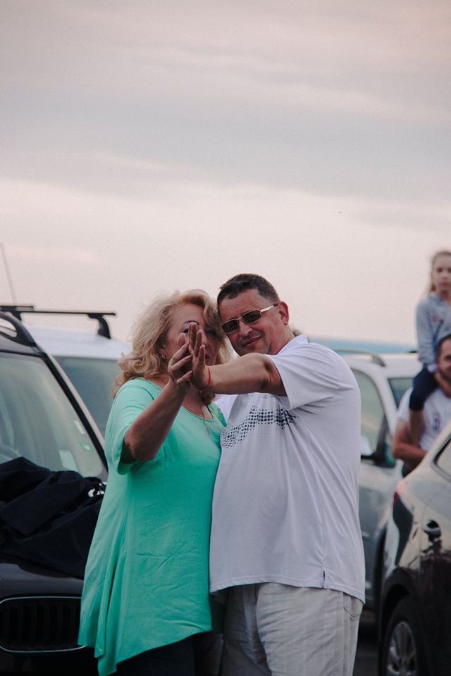 Новини Хмельницького - фото з “Зорі запалали”: як у Хмельницькому пройшов авто концерт “БЕZ ОБМЕЖЕНЬ” На изображении может находиться: 1 человек, стоит, небо, облако, ребенок и на улице