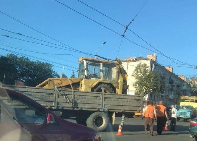 Новини Тернополя - фото з Вантажівка обірвала тролейбусні дроти. Громадський транспорт зупинився на Дамбі Вантажівка обірвала тролейбусні дроти. Громадський транспорт зупинився на Дамбі, фото №2 на сайті 20minut.ua