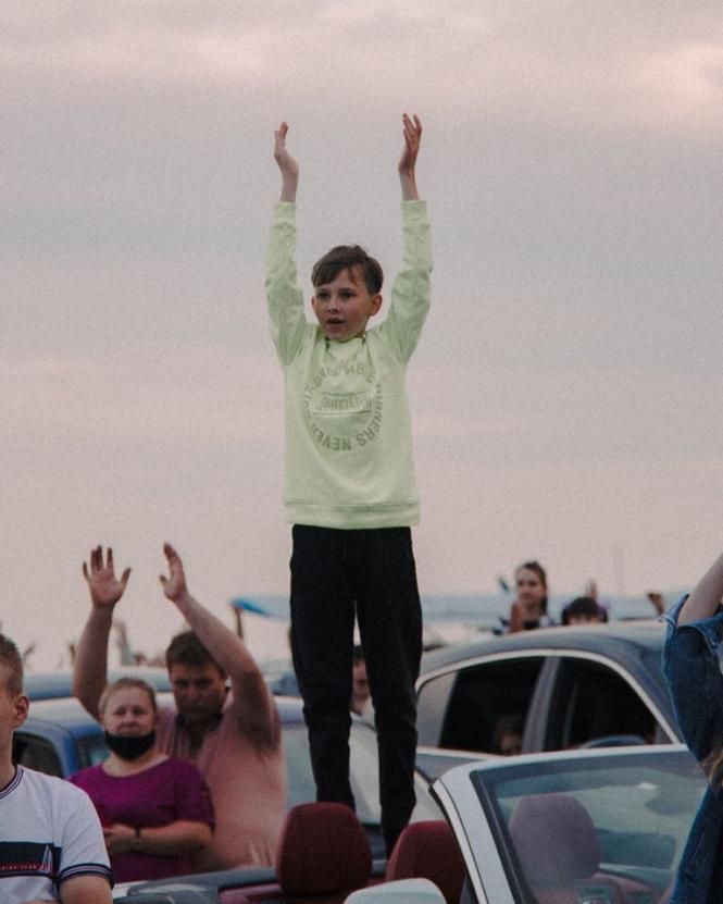 Новини Хмельницького - фото з “Зорі запалали”: як у Хмельницькому пройшов авто концерт “БЕZ ОБМЕЖЕНЬ” На изображении может находиться: 2 человека, небо, океан, ребенок и на улице