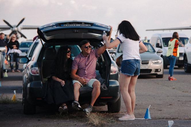 Новини Хмельницького - фото з “Зорі запалали”: як у Хмельницькому пройшов авто концерт “БЕZ ОБМЕЖЕНЬ” На изображении может находиться: 1 человек, автомобиль, ребенок, обувь и на улице