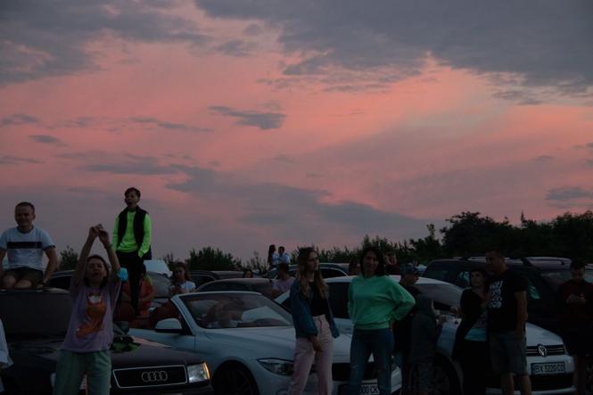 Новини Хмельницького - фото з “Зорі запалали”: як у Хмельницькому пройшов авто концерт “БЕZ ОБМЕЖЕНЬ” На изображении может находиться: 5 человек, небо, облако, дерево и на улице