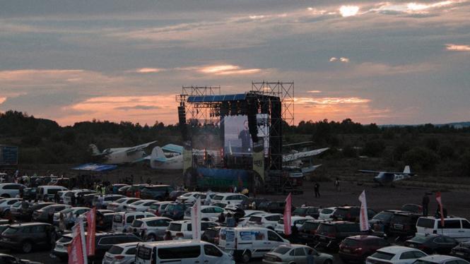 Новини Хмельницького - фото з “Зорі запалали”: як у Хмельницькому пройшов авто концерт “БЕZ ОБМЕЖЕНЬ” На изображении может находиться: небо, облако и на улице