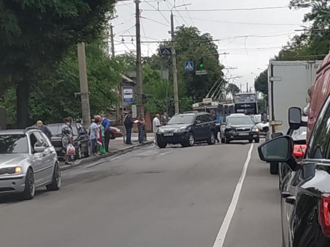 В Виннице ДТП на Брацлавской заблокировало движение транспорта в центр города (Фото) В Виннице ДТП на Брацлавской заблокировало движение транспорта в центр города (Фото)