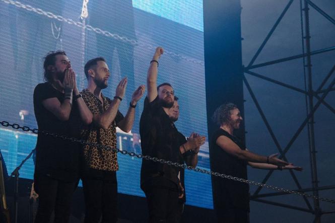 Новини Хмельницького - фото з “Зорі запалали”: як у Хмельницькому пройшов авто концерт “БЕZ ОБМЕЖЕНЬ” На изображении может находиться: 2 человека, люди на сцене, люди стоят и на улице