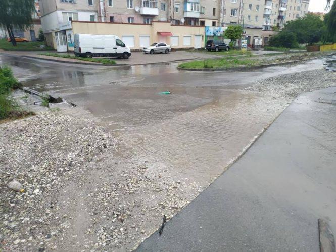 Новини Тернополя - фото з Водоспад «Капець» і «Галицьке озеро»: коли затопленим дворовим дорогам дадуть раду і хто це має зробити?
