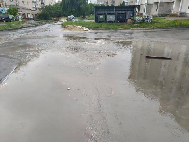 Новини Тернополя - фото з Водоспад «Капець» і «Галицьке озеро»: коли затопленим дворовим дорогам дадуть раду і хто це має зробити?