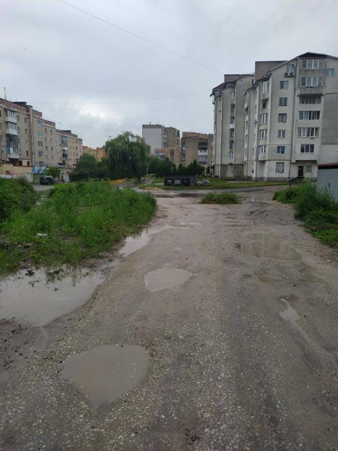 Новини Тернополя - фото з Водоспад «Капець» і «Галицьке озеро»: коли затопленим дворовим дорогам дадуть раду і хто це має зробити?