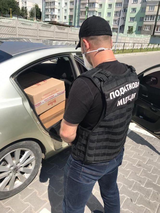 Півмільйона у місяць. Хмельничани організували прибутковий бізнес на нелегальних цигарках (ФОТО), фото №2 на сайті vsim.ua