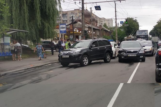 Транспортний колапс у Вінниці: через ДТП на Брацлавській утворився затор