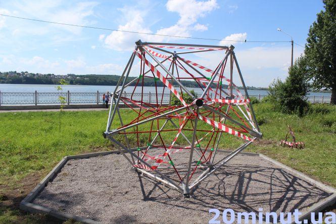 На трав’яному пляжі у парку Шевченка з’явилась незвичайна конструкція: що там облаштовують, фото №2 на сайті 20minut.ua