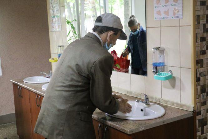 Новини Житомира - фото з Житомиряни, які перебувають в скрутному становищі, щодня отримують гаряче харчування Житомиряни, які перебувають в скрутному становищі, щодня отримують гаряче харчування, фото №2 на сайті 20minut.ua