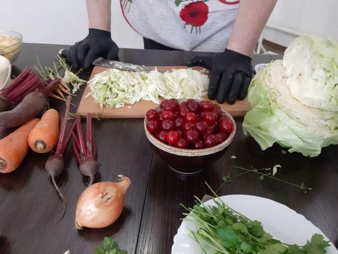 Новини Тернополя - фото з Борщ із вишнями, який  вміють варити в музеї на Тернопільщині, уже готують блогери: зберігайте рецепт Борщ із вишнями, який  вміють варити в музеї на Тернопільщині, уже готують блогери: зберігайте рецепт, фото №1 на сайті 20minut.ua