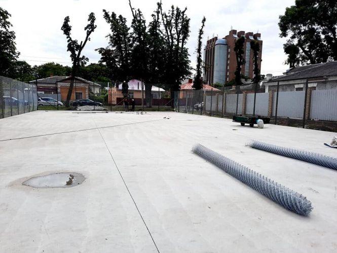 Новини Хмельницького - фото з У Хмельницькому облаштовують шкільний спортивний майданчик за 1,5 мільйона гривень У Хмельницькому облаштовують шкільний спортивний майданчик за 1,5 мільйона гривень, фото №2 на сайті vsim.ua