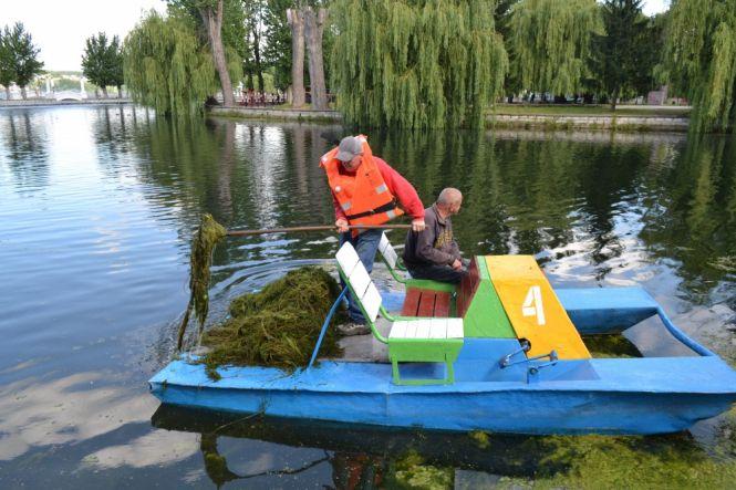 Новини Тернополя - фото з Вилами та граблями: як у Тернополі очищають став від водоростей та сміття Вилами та граблями: як у Тернополі очищають став від водоростей та сміття, фото №3 на сайті 20minut.ua