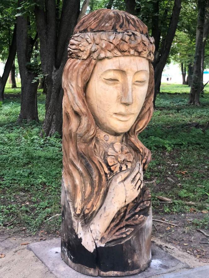 На изображении может находиться: 1 человек, дерево, на улице и природа