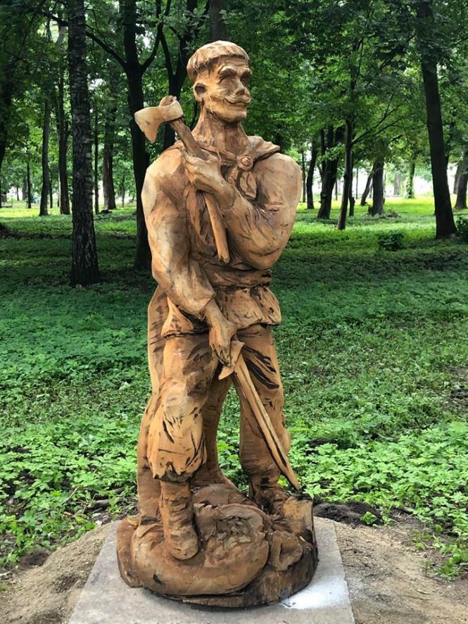 На изображении может находиться: 1 человек, стоит, обувь, дерево, растение, на улице и природа