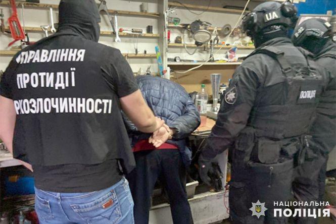 У Хмельницькому затримали чоловіка, який виготовляв та продавав наркотики, фото №2 на сайті vsim.ua