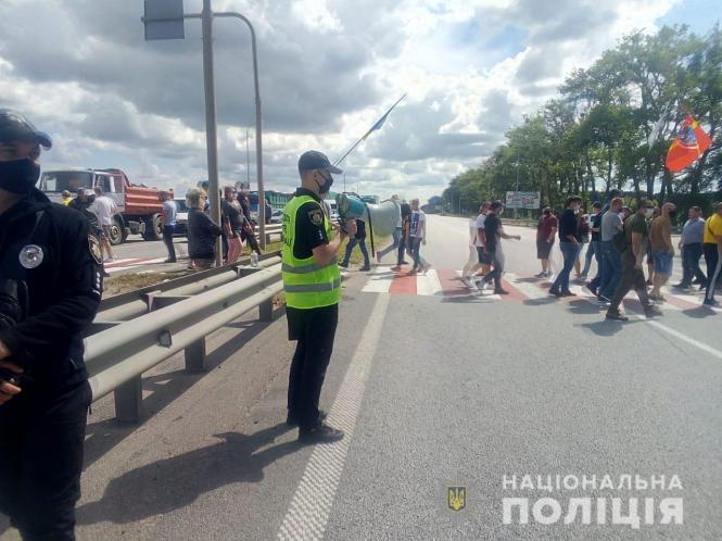 Новини Житомира - фото з Протестувальники перекрили ділянку автодороги Київ – Чоп під Житомиром. ОНОВЛЕНО Протестувальники перекрили ділянку автодороги Київ – Чоп під Житомиром. ОНОВЛЕНО, фото №1 на сайті 20minut.ua
