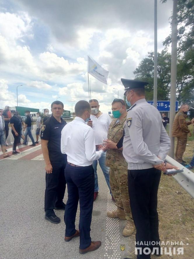 Новини Житомира - фото з Протестувальники перекрили ділянку автодороги Київ – Чоп під Житомиром. ОНОВЛЕНО Протестувальники перекрили ділянку автодороги Київ – Чоп під Житомиром. ОНОВЛЕНО, фото №2 на сайті 20minut.ua