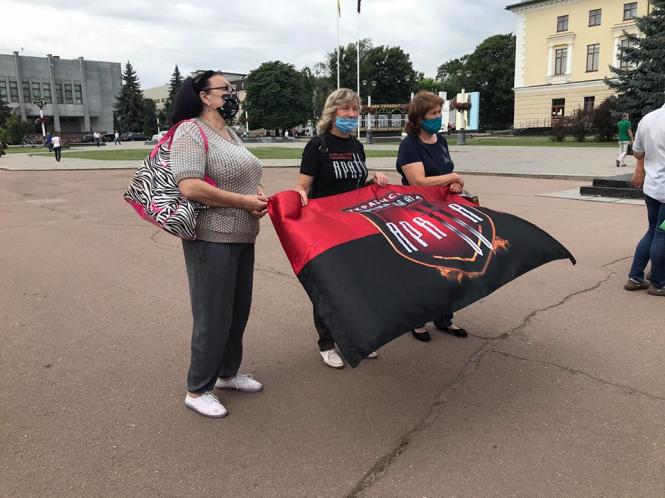 Новини Хмельницького - фото з “У школах мають вчити українську”: десятки хмельничан вийшли на мітинг проти мовного законопроєкту (ВІДЕО) “У школах мають вчити українську”: десятки хмельничан вийшли на мітинг проти мовного законопроєкту (ВІДЕО), фото №8 на сайті vsim.ua