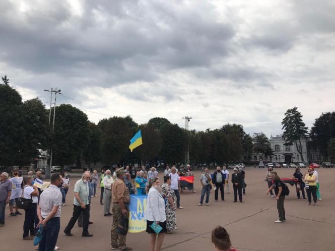 Новини Хмельницького - фото з “У школах мають вчити українську”: десятки хмельничан вийшли на мітинг проти мовного законопроєкту (ВІДЕО) “У школах мають вчити українську”: десятки хмельничан вийшли на мітинг проти мовного законопроєкту (ВІДЕО), фото №5 на сайті vsim.ua