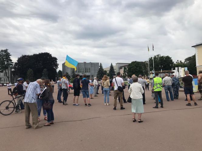 Новини Хмельницького - фото з “У школах мають вчити українську”: десятки хмельничан вийшли на мітинг проти мовного законопроєкту (ВІДЕО) “У школах мають вчити українську”: десятки хмельничан вийшли на мітинг проти мовного законопроєкту (ВІДЕО), фото №3 на сайті vsim.ua