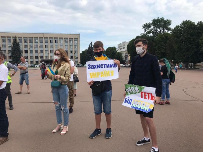 Новини Хмельницького - фото з “У школах мають вчити українську”: десятки хмельничан вийшли на мітинг проти мовного законопроєкту (ВІДЕО) “У школах мають вчити українську”: десятки хмельничан вийшли на мітинг проти мовного законопроєкту (ВІДЕО), фото №4 на сайті vsim.ua