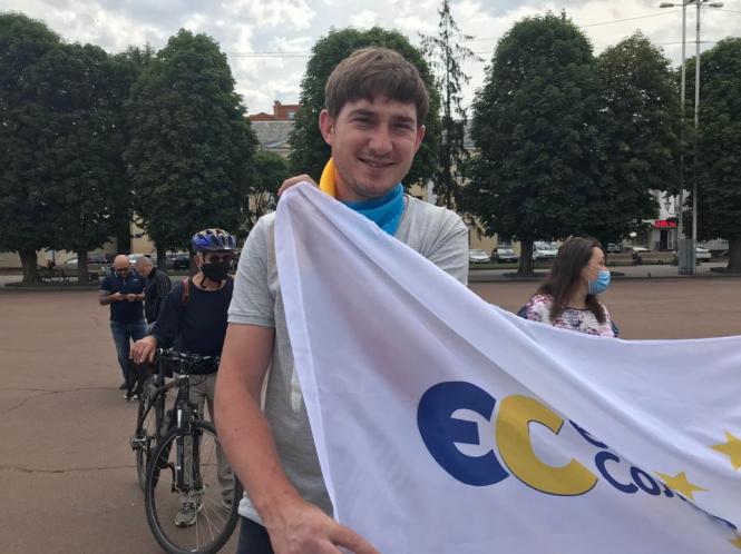 Новини Хмельницького - фото з “У школах мають вчити українську”: десятки хмельничан вийшли на мітинг проти мовного законопроєкту (ВІДЕО) “У школах мають вчити українську”: десятки хмельничан вийшли на мітинг проти мовного законопроєкту (ВІДЕО), фото №2 на сайті vsim.ua