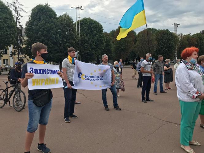 Новини Хмельницького - фото з “У школах мають вчити українську”: десятки хмельничан вийшли на мітинг проти мовного законопроєкту (ВІДЕО) “У школах мають вчити українську”: десятки хмельничан вийшли на мітинг проти мовного законопроєкту (ВІДЕО), фото №7 на сайті vsim.ua