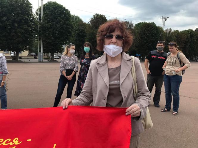 Новини Хмельницького - фото з “У школах мають вчити українську”: десятки хмельничан вийшли на мітинг проти мовного законопроєкту (ВІДЕО) “У школах мають вчити українську”: десятки хмельничан вийшли на мітинг проти мовного законопроєкту (ВІДЕО), фото №1 на сайті vsim.ua