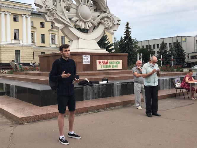 Новини Хмельницького - фото з “У школах мають вчити українську”: десятки хмельничан вийшли на мітинг проти мовного законопроєкту (ВІДЕО) “У школах мають вчити українську”: десятки хмельничан вийшли на мітинг проти мовного законопроєкту (ВІДЕО), фото №6 на сайті vsim.ua