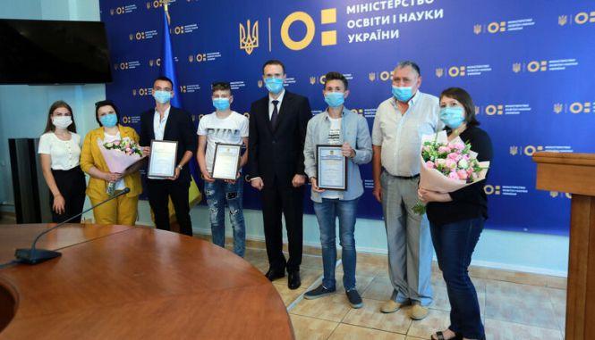 Новини Вінниці - фото з Зеленського просять нагородити медалями «За врятоване життя» трьох сміливців з Вінниччини Зеленського просять нагородити медалями «За врятоване життя» трьох сміливців з Вінниччини, фото №2 на сайті 20minut.ua