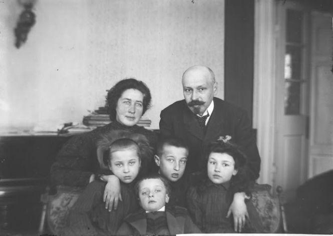 Дах змінили, дерева зрізали. У Вінниці триває ремонт  хати-музею Коцюбинського, фото №2 на сайті 20minut.ua